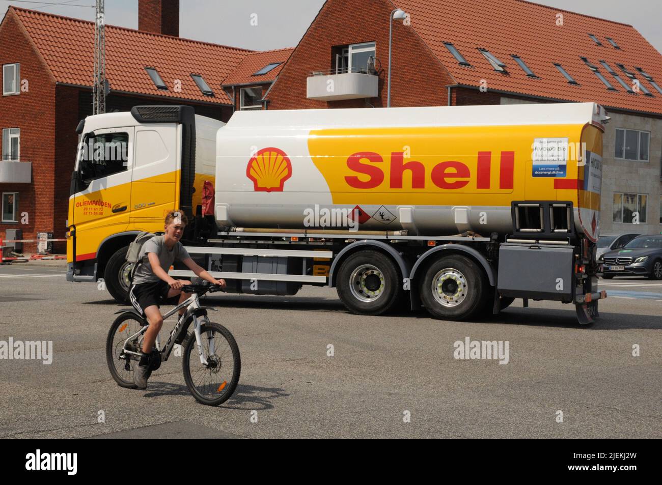 Kastrup/Copenhagen/Denmark/27 June 2022/Shell benzina consegna camion nella capitale danese Copenahgen Denamrk.(Photo..Francis Joseph Dean/Dean Pictures) Foto Stock
