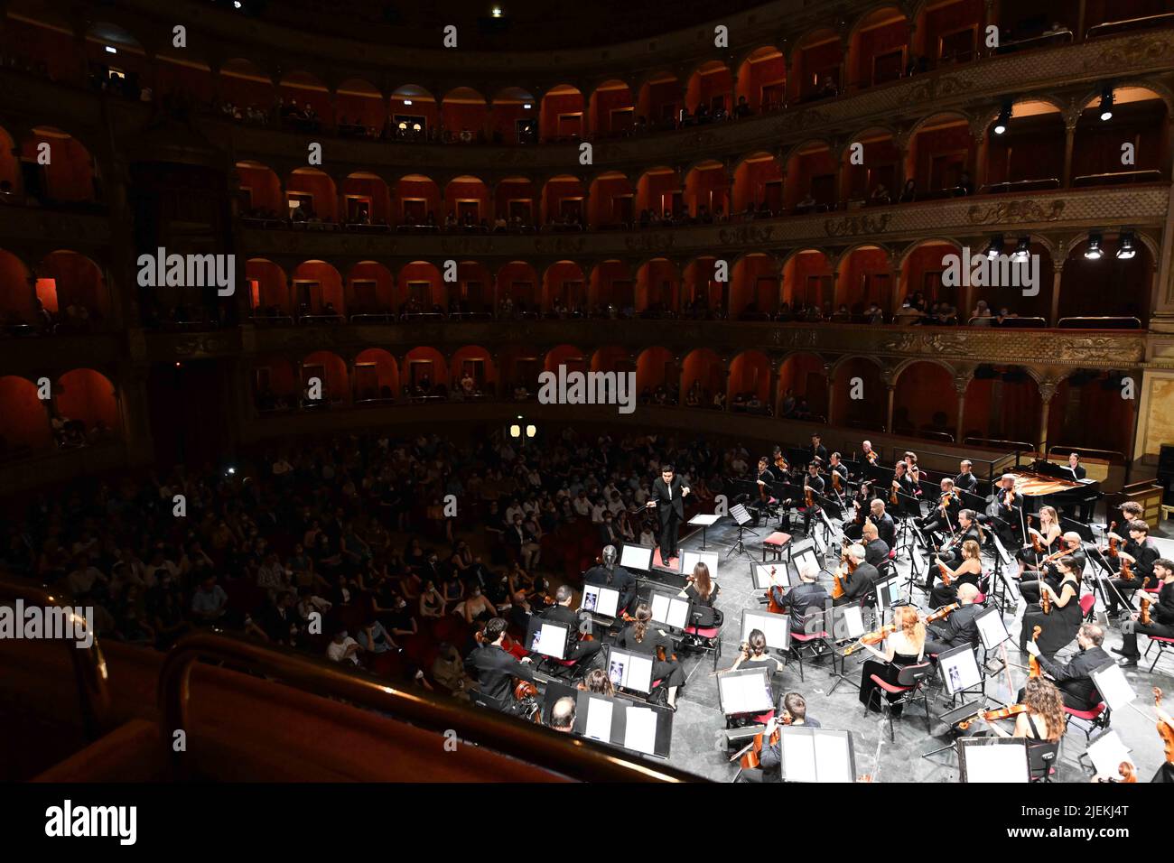 Roma. 25th giugno 2022. La foto scattata il 25 giugno 2022 mostra uno speciale concerto di musica classica "l'Est incontra l'Ovest" al Teatro dell'Opera di Roma. PER ANDARE CON 'Feature: 'L'Est incontra l'Ovest' concerto con composizioni cinesi, italiane tenute a Roma' Credit: Alberto Lingria/Xinhua/Alamy Live News Foto Stock