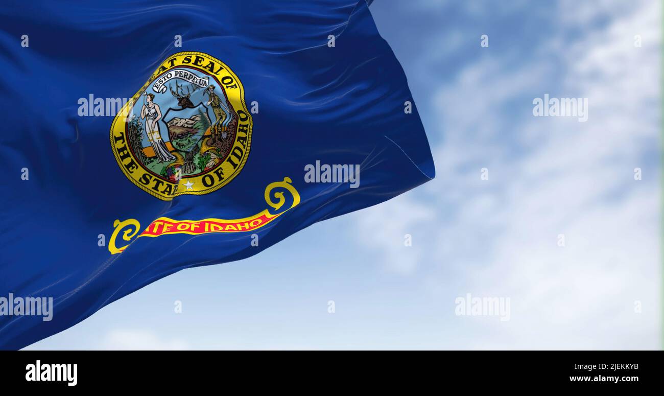 La bandiera di stato degli Stati Uniti dell'Idaho sventola nel vento. L'Idaho è uno stato degli Stati Uniti che si trova nella regione nord-occidentale del Pacifico. Democrazia e indipendenza. Foto Stock