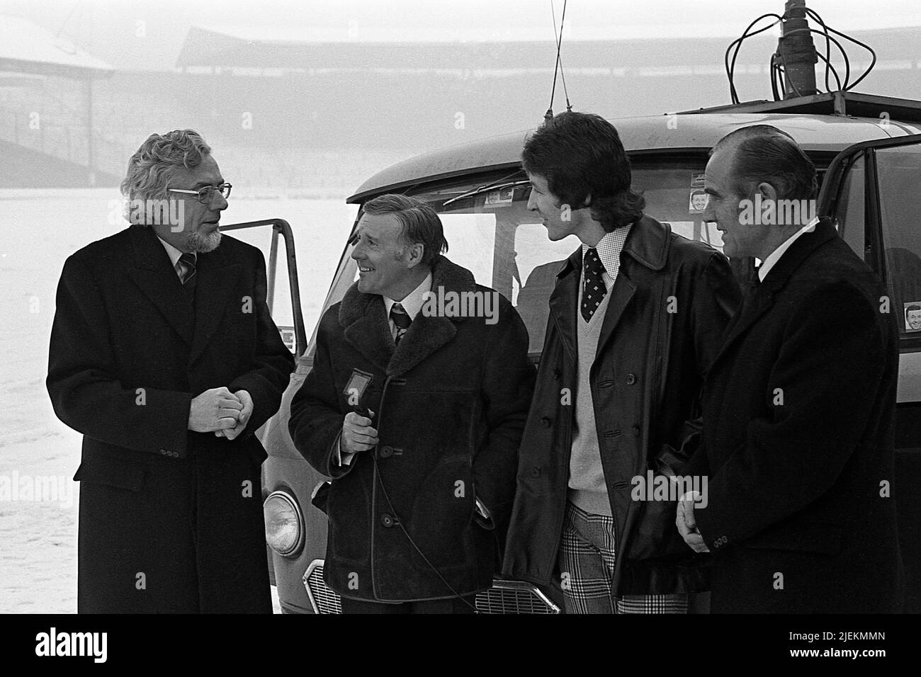 Una BBC radio al di fuori della trasmissione dallo stadio Ibrox Glasgow. Jimmy Young, BBC ha ospitato una trasmissione radio dal vivo dal lato del campo a Ibrox con contributi da parte di Glasgow Lord Provost Charles Gray e Derek Parlane, Rangers player. Foto Stock