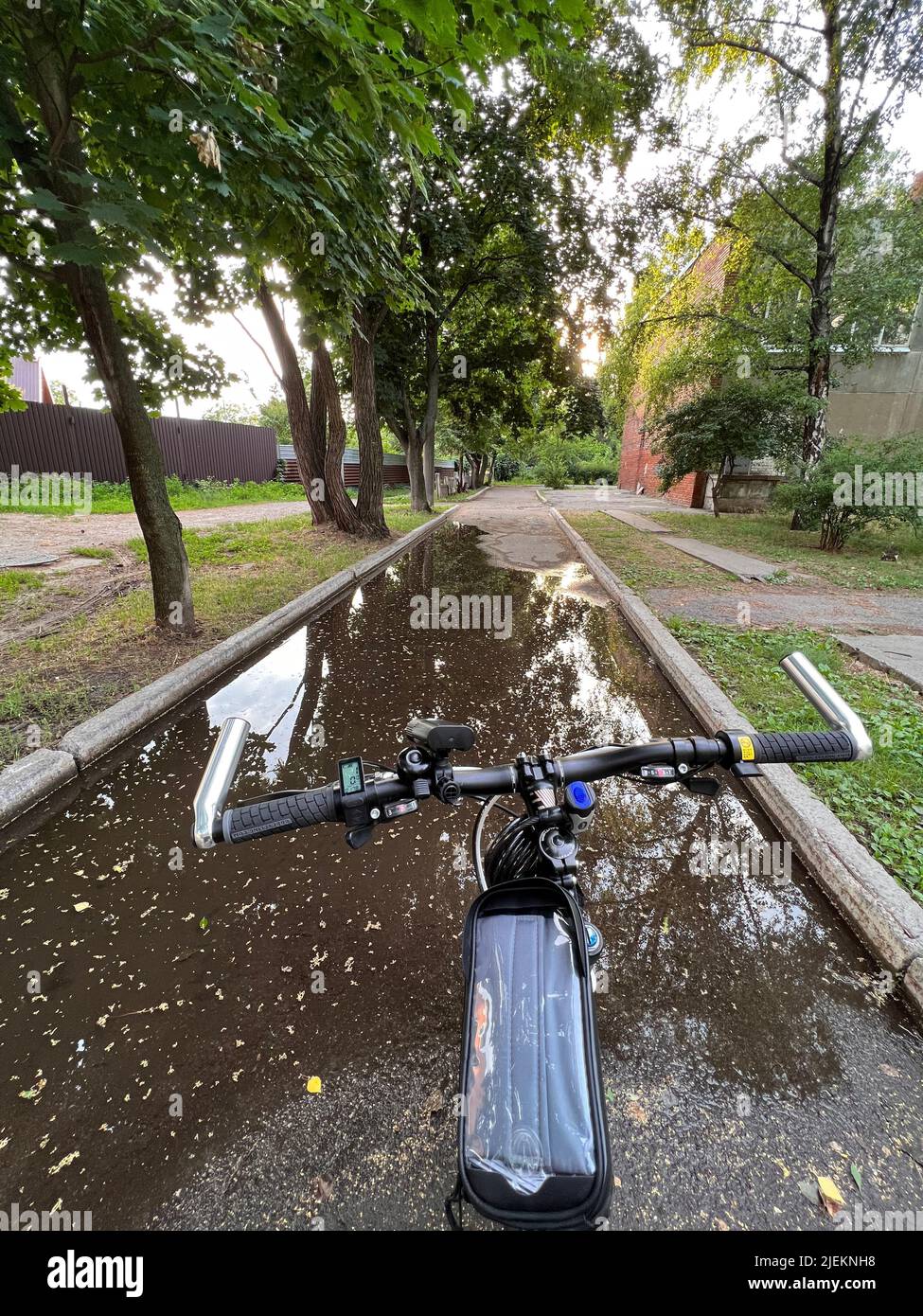 Ruota della bicicletta elettrica vista da sopra. Moto e motorino con  riflessi di luce. Non filtrato con illuminazione naturale Foto stock - Alamy