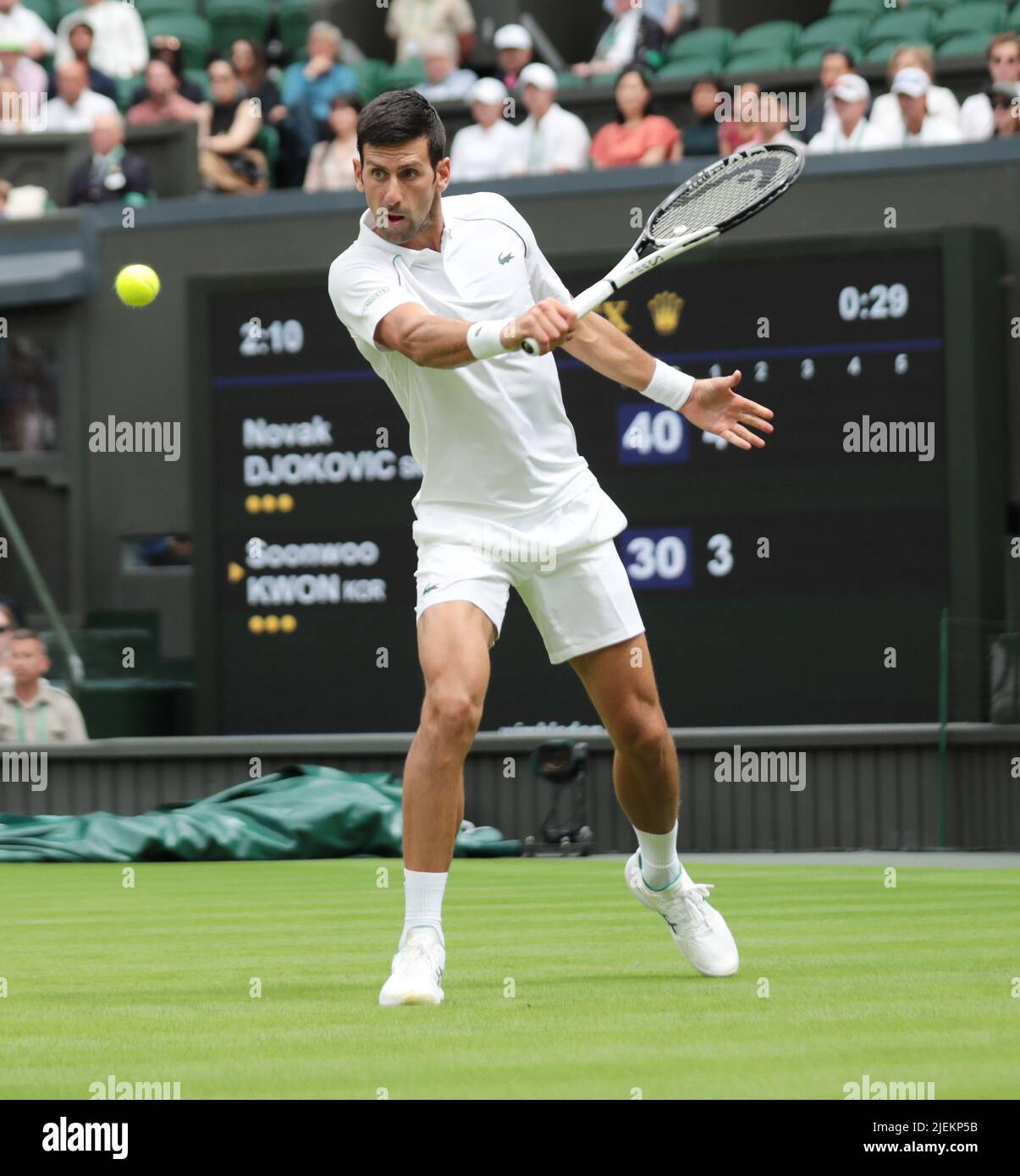 Londra, Regno Unito. 27th giugno 2022. Il serbo Novak Djokovic gioca un backhand nella sua partita contro il coreano Soonwoo Kwon nel primo round dei campionati Wimbledon 2022 a Londra il 27 giugno 2022. Foto di Hugo Philpott/UPI Credit: UPI/Alamy Live News Foto Stock