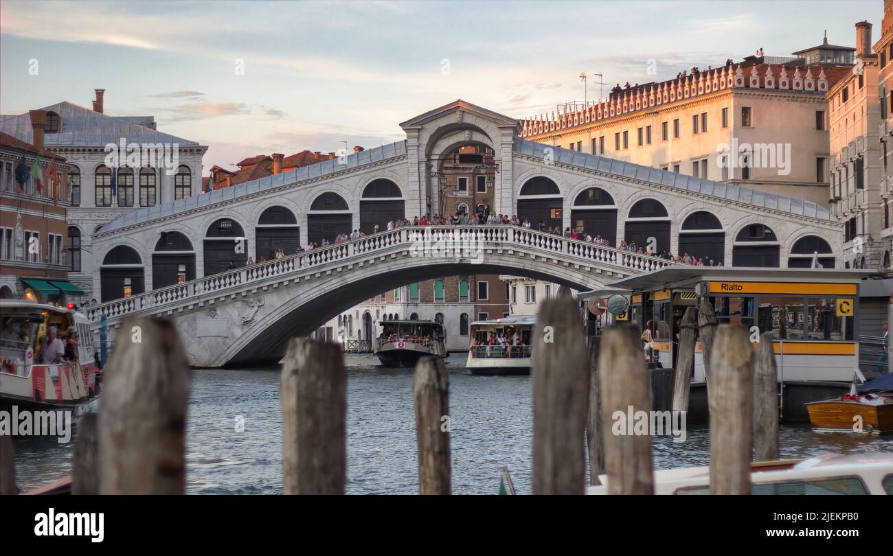 Venezia, Italia - 04 settembre 2018: Il Ponte di Rialto, un importante simbolo della città. Collega il San Marco con la zona commerciale, era di origine Foto Stock