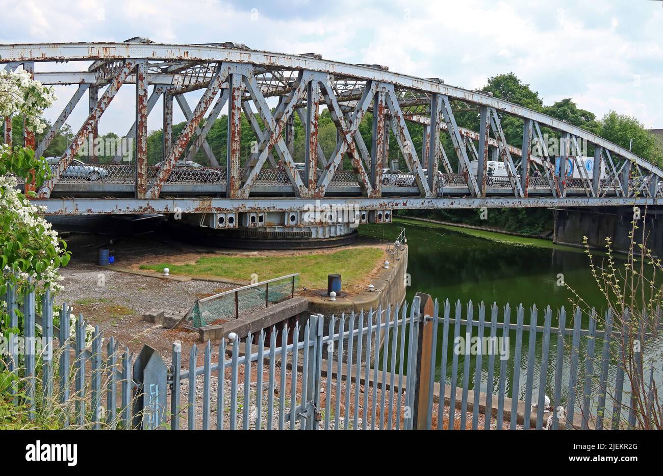 Ponte oscillante in decadenza, Manchester Ship Canal, London Road (A49), Stockton Heath, Warrington, Cheshire, Inghilterra, Regno Unito, WA4 6RW Foto Stock