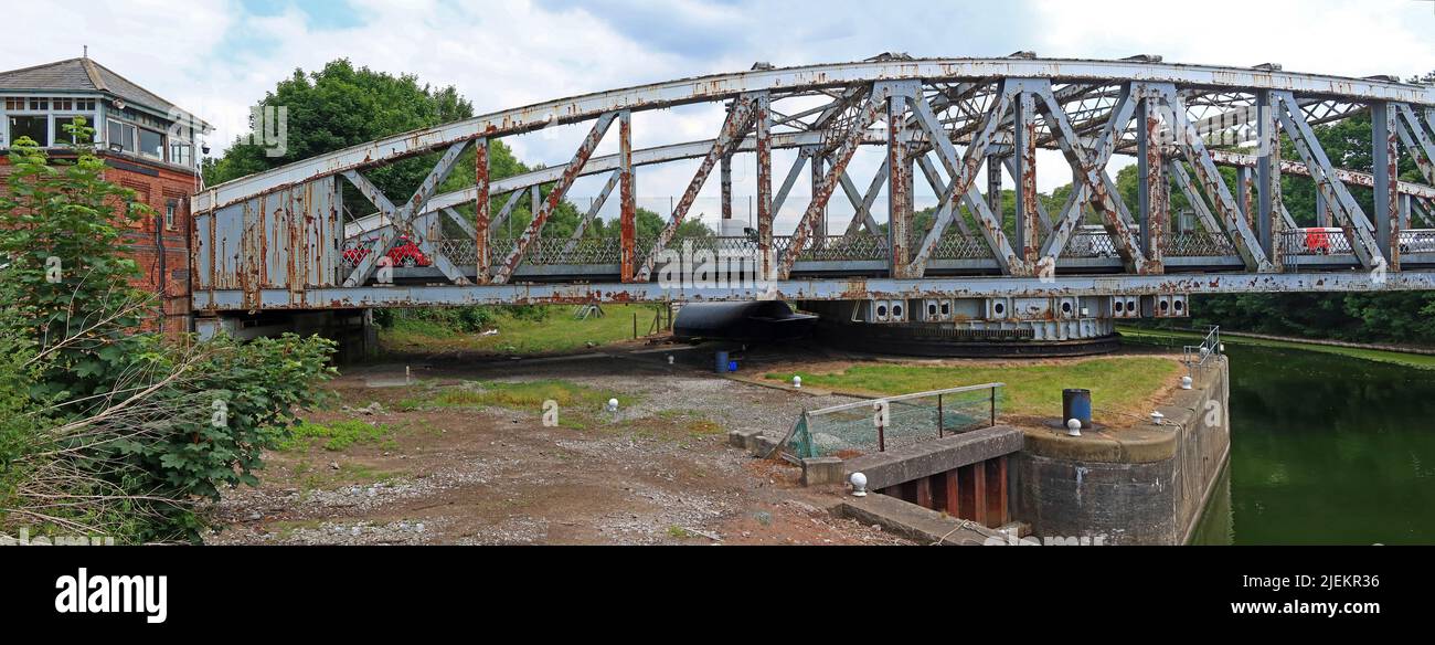 Ponte oscillante in decadenza, Manchester Ship Canal, London Road (A49), Stockton Heath, Warrington, Cheshire, Inghilterra, Regno Unito, WA4 6RW Foto Stock