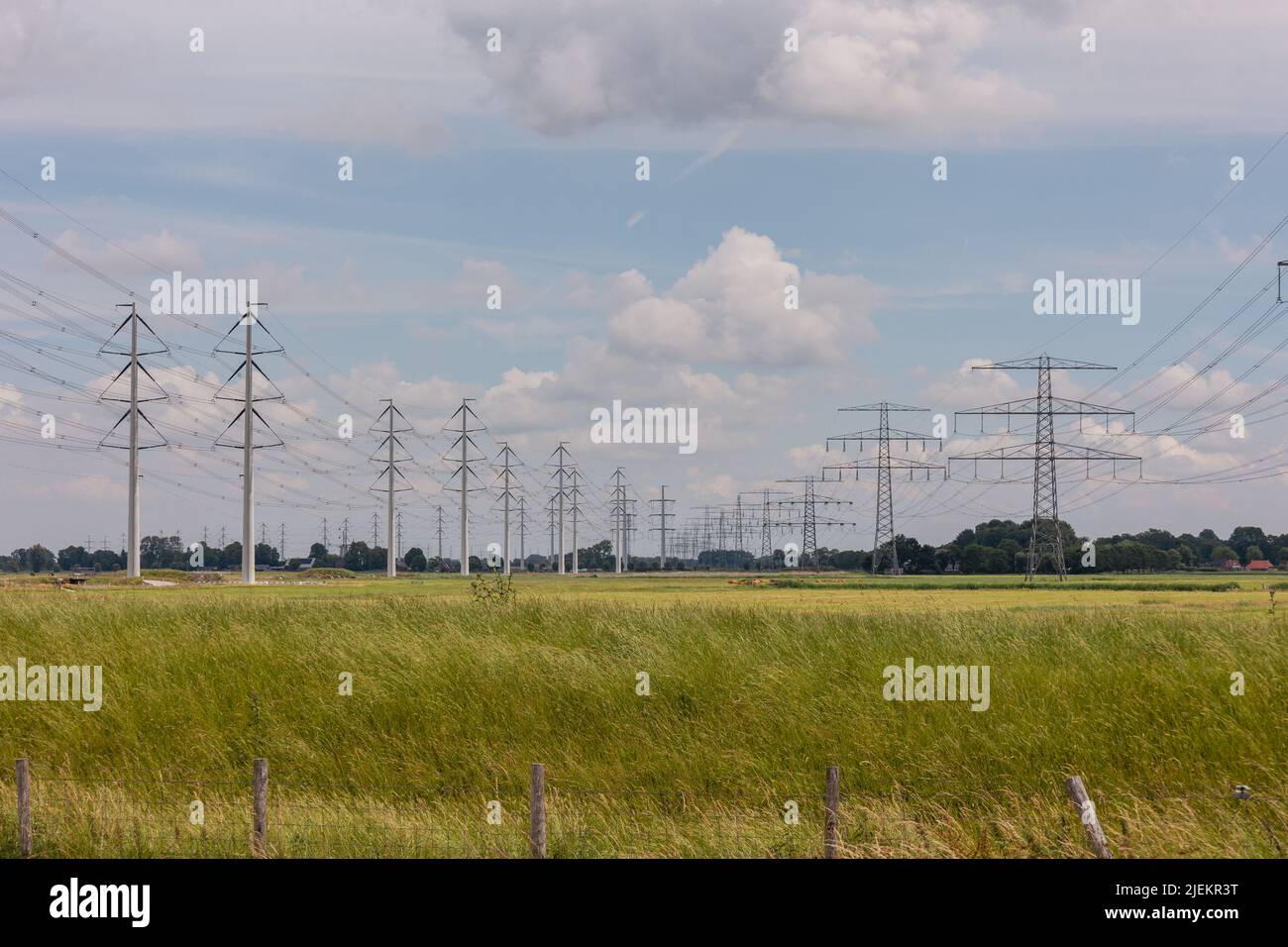 Espansione della rete ad alta tensione con molti tralicci ad alta tensione per soddisfare la crescente domanda di elettricità, foto scattata nella provincia di Groningen, Foto Stock