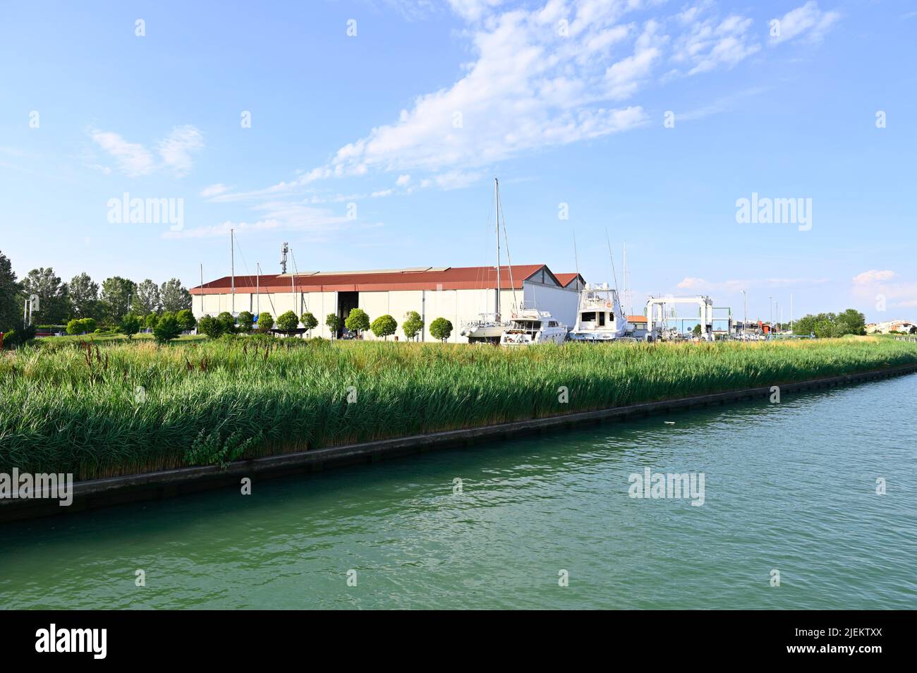 Caorle, Italy.Channel al porto peschereccio. Spedire il caorle di manutenzione Foto Stock