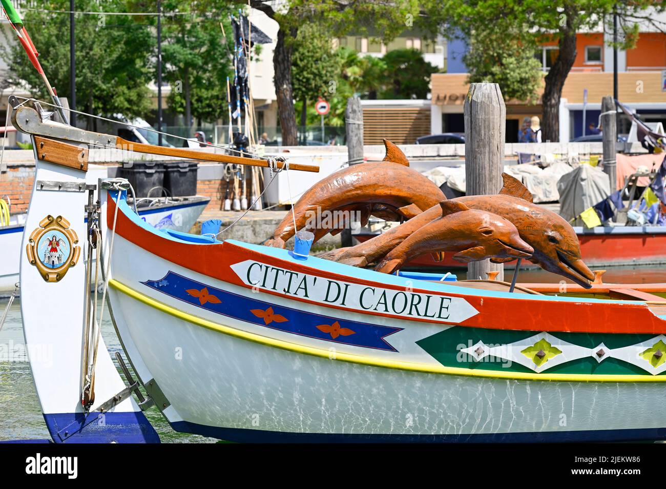 Caorle, Italia. Porto di pesca a Caorle. Vista dettagliata di una tradizionale barca da pesca Foto Stock