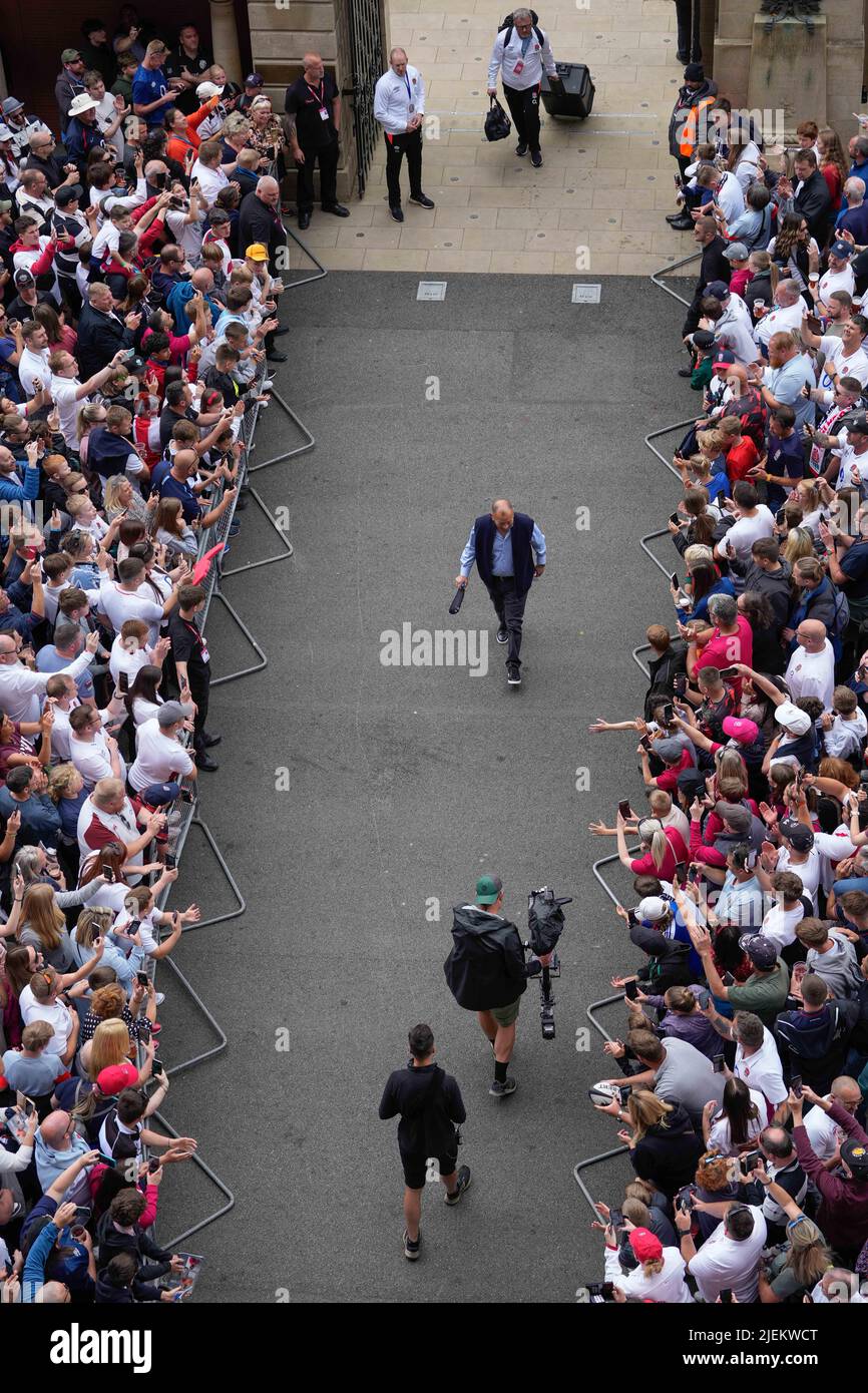 L'allenatore inglese Eddie Jones entra nello stadio Twickenham prima della partita England -V- Barbarians al Twickenham Stadium, Middlesex, Inghilterra il 19/06/2022 by (Steve Flynn/IOS) Foto Stock