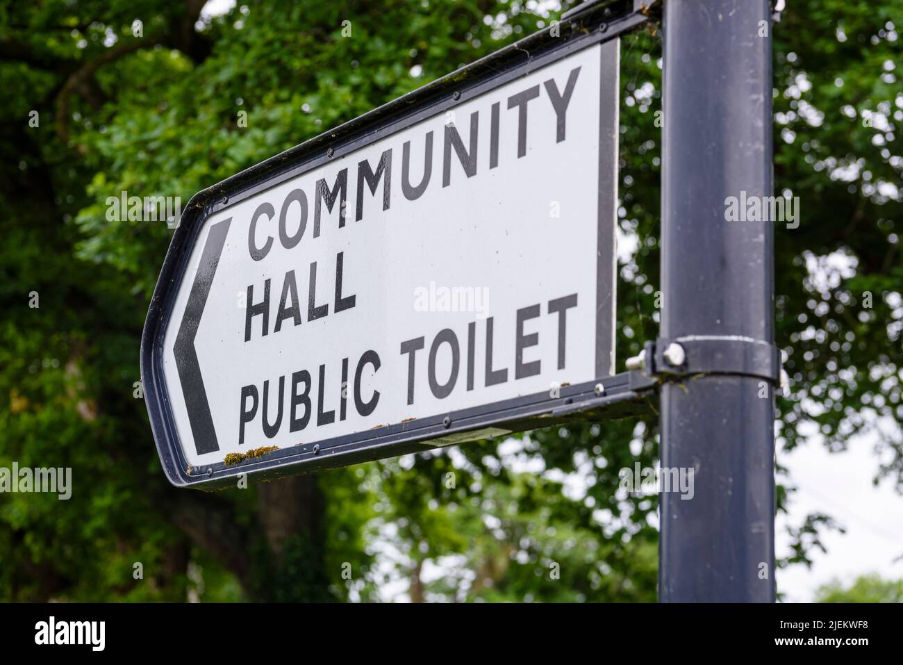 Cartello per la sala comune e servizi igienici pubblici in un villaggio rurale. Foto Stock