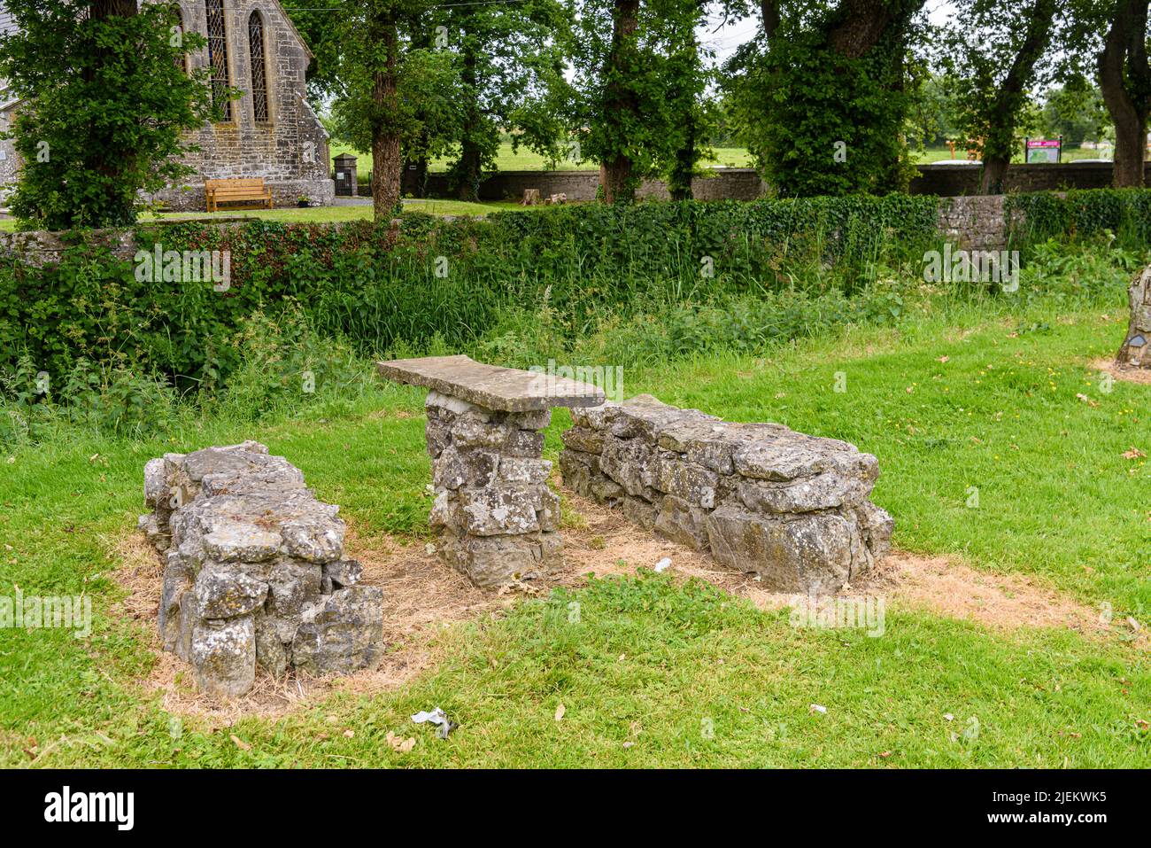 Tavolo da picnic e panchine in pietra antica in un parco. Foto Stock