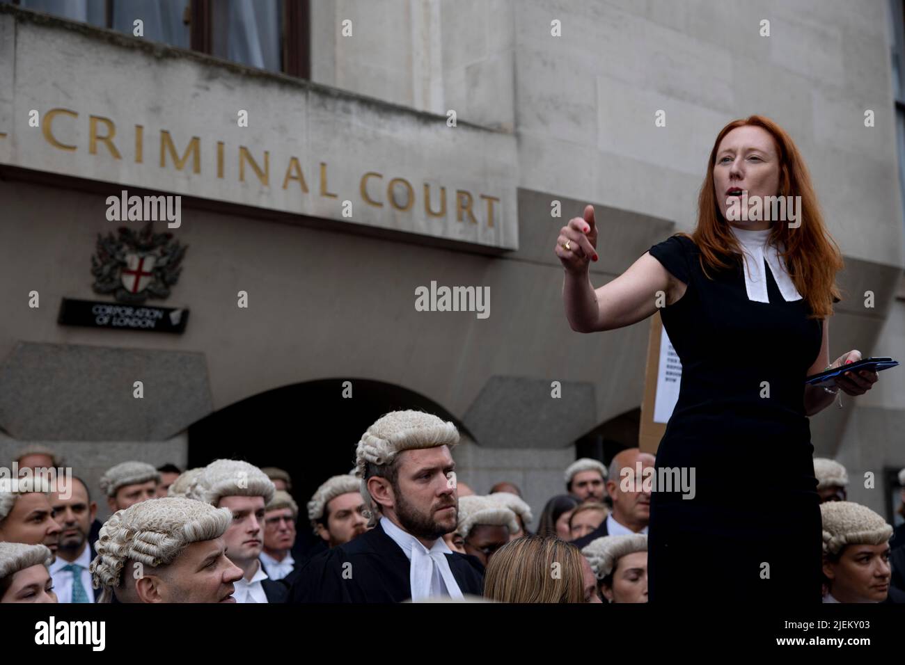 Lucie Wibberley, un barrister criminale, è visto dare un discorso fuori da Old Bailey durante l'azione di sciopero a Londra. I barristi criminali scoppano dai tribunali in sciopero intorno al Regno Unito per disputa in pay. La Criminal Bar Association (CBA) ha dichiarato che i redditi per i barristi criminali junior sono scesi del 30% negli ultimi 20 anni e che hanno raggiunto un reddito medio dopo le spese di £12200 nei primi 3 anni di pratica. Essi richiedono un aumento del 25% della tassa di assistenza legale, che è superiore al 15% minimo raccomandato dalla revisione penale di assistenza legale pubblicata lo scorso dicembre. Foto Stock