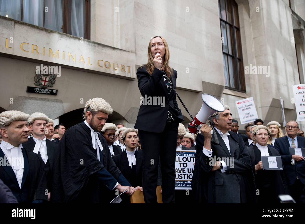 Kelly Hutchinson, un barrister criminale junior, è visto dare un discorso fuori da Old Bailey durante l'azione di sciopero a Londra. I barristi criminali scoppano dai tribunali in sciopero intorno al Regno Unito per disputa in pay. La Criminal Bar Association (CBA) ha dichiarato che i redditi per i barristi criminali junior sono scesi del 30% negli ultimi 20 anni e che hanno raggiunto un reddito medio dopo le spese di £12200 nei primi 3 anni di pratica. Essi richiedono un aumento del 25% della tassa di assistenza legale, che è superiore al 15% minimo raccomandato dalla revisione penale di assistenza legale pubblicata lo scorso dicembre. Foto Stock