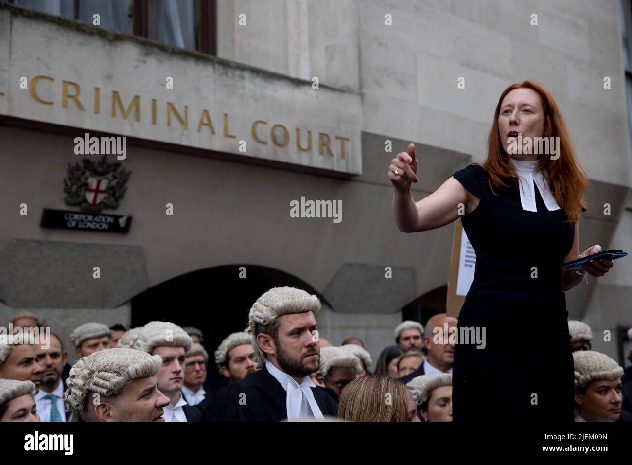 Lucie Wibberley, un barrister criminale, è visto dare un discorso fuori da Old Bailey durante l'azione di sciopero a Londra. I barristi criminali scoppano dai tribunali in sciopero intorno al Regno Unito per disputa in pay. La Criminal Bar Association (CBA) ha dichiarato che i redditi per i barristi criminali junior sono scesi del 30% negli ultimi 20 anni e che hanno raggiunto un reddito medio dopo le spese di £12200 nei primi 3 anni di pratica. Essi richiedono un aumento del 25% della tassa di assistenza legale, che è superiore al 15% minimo raccomandato dalla revisione penale di assistenza legale pubblicata lo scorso dicembre. (Foto di Hesther ng/SOPA Images/SIP Foto Stock