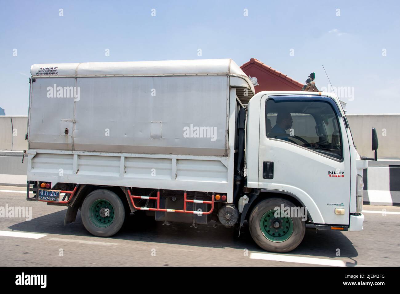 BANGKOK, THAILANDIA, Apr 16 2022, il camion giro su un'autostrada Foto Stock