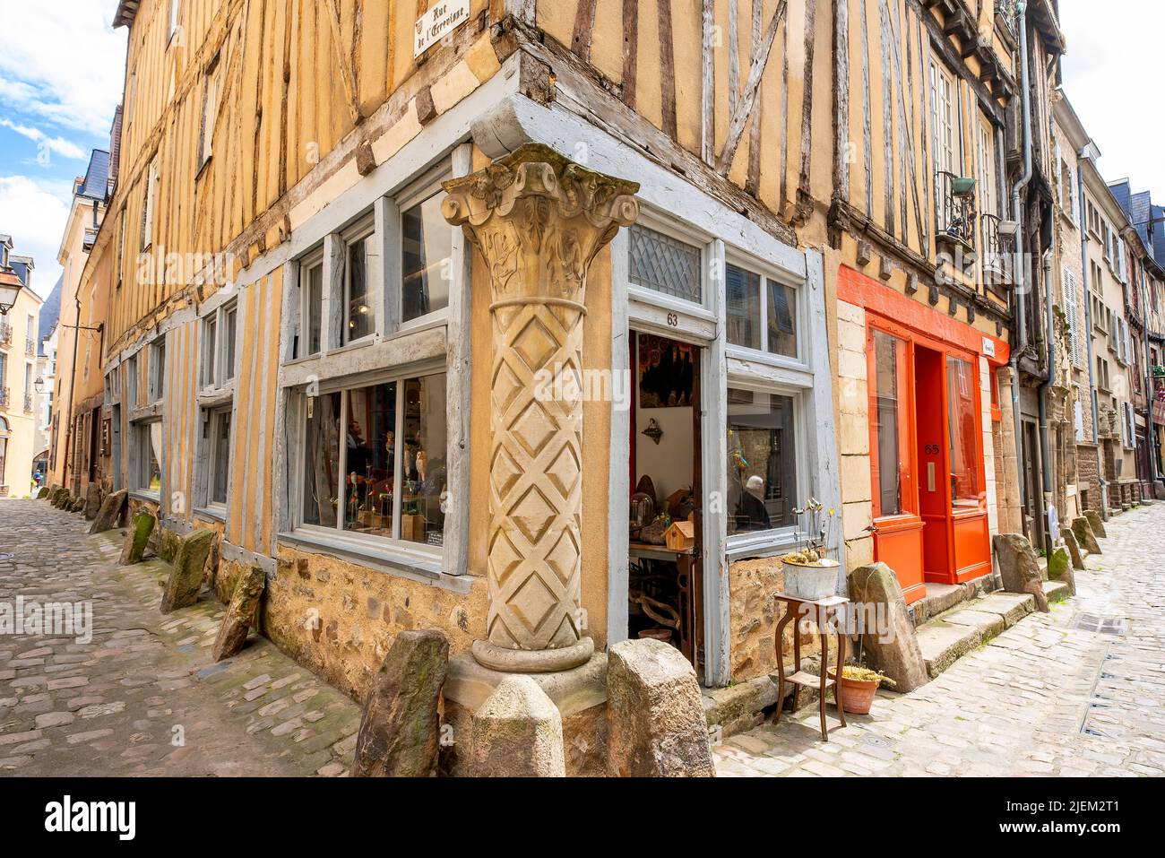 Case tradizionali a graticcio lungo la Grande Rue/Rue de l'Ecrevisse a Cité Plantagenet, le Mans. Pays de la Loire, Francia. Foto Stock