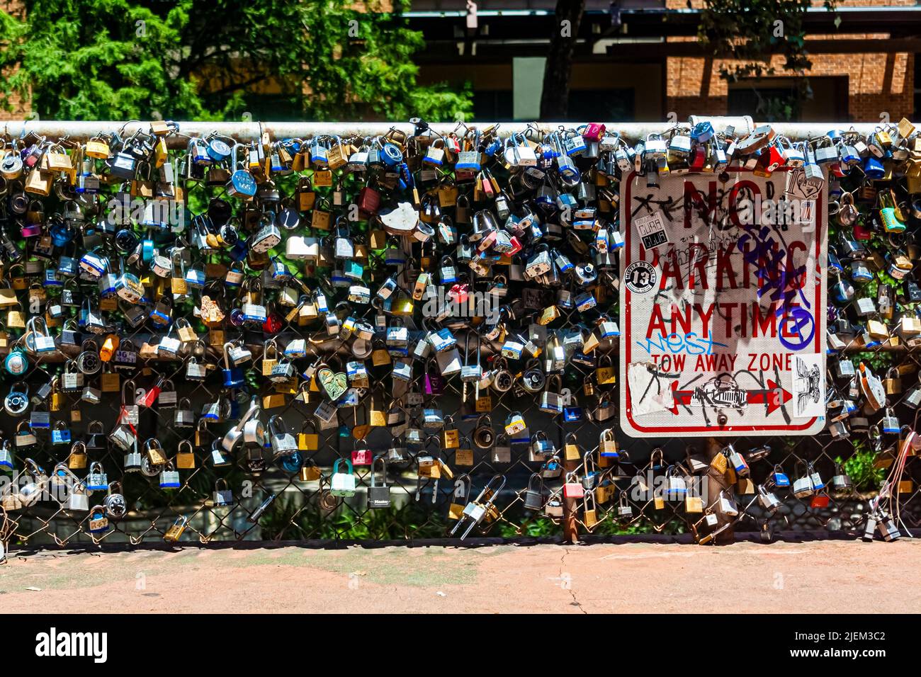 Serrature d'amore su un ponte, lucchetti commemorativi collocati da coppie romantiche per memorizzare il loro concetto di relazione, affetto, relazioni Foto Stock