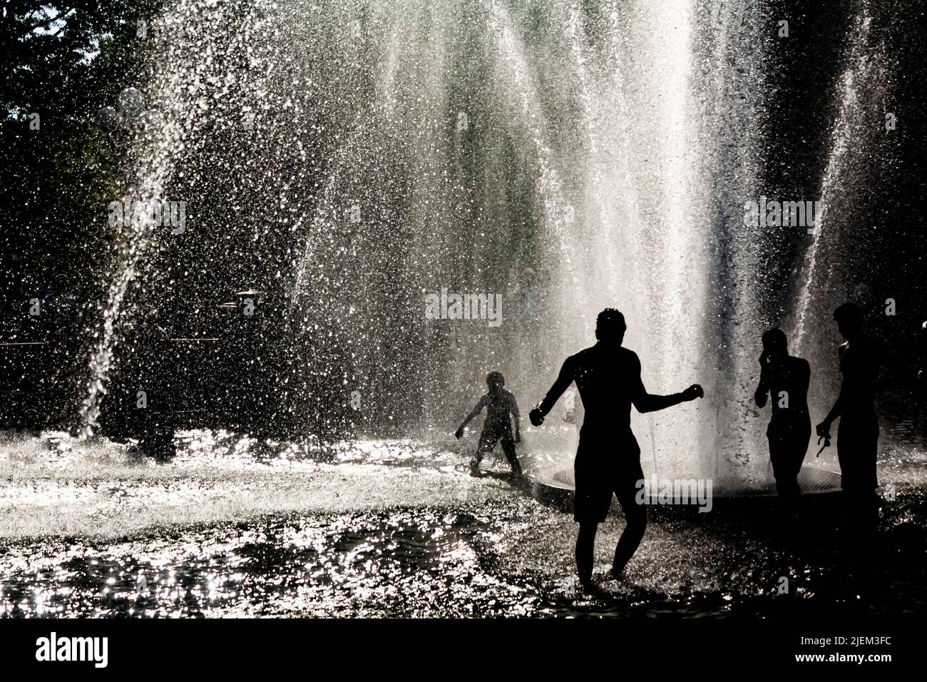 Persone che giocano nella fontana al Washington Square Park a New York City Foto Stock