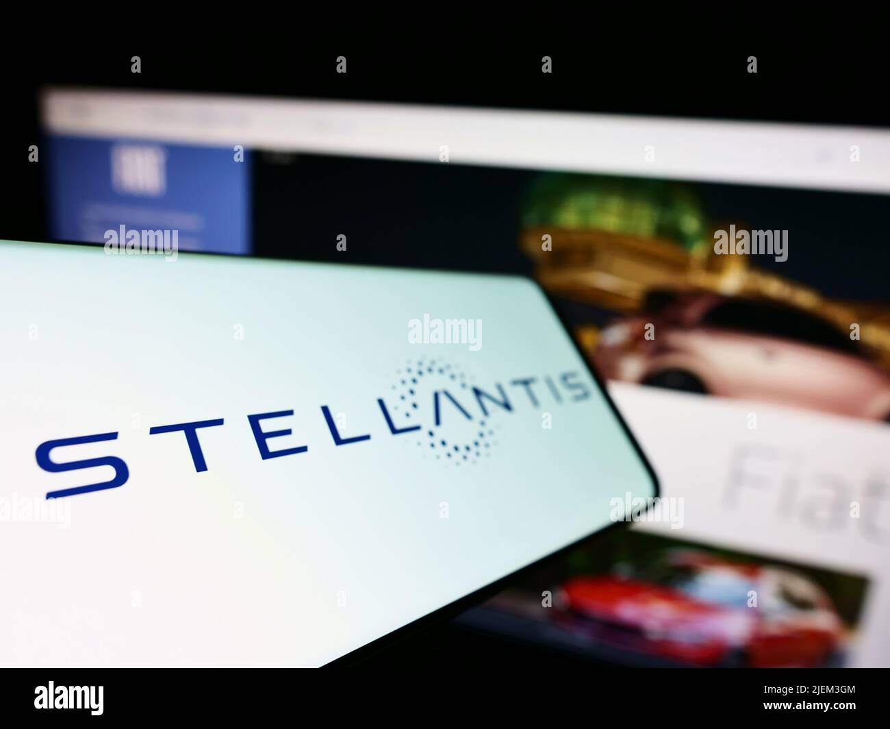 Smartphone con logo del produttore di auto Stellantis N.V. sullo schermo di fronte al sito web aziendale. Mettere a fuoco sulla sinistra del display del telefono. Foto Stock