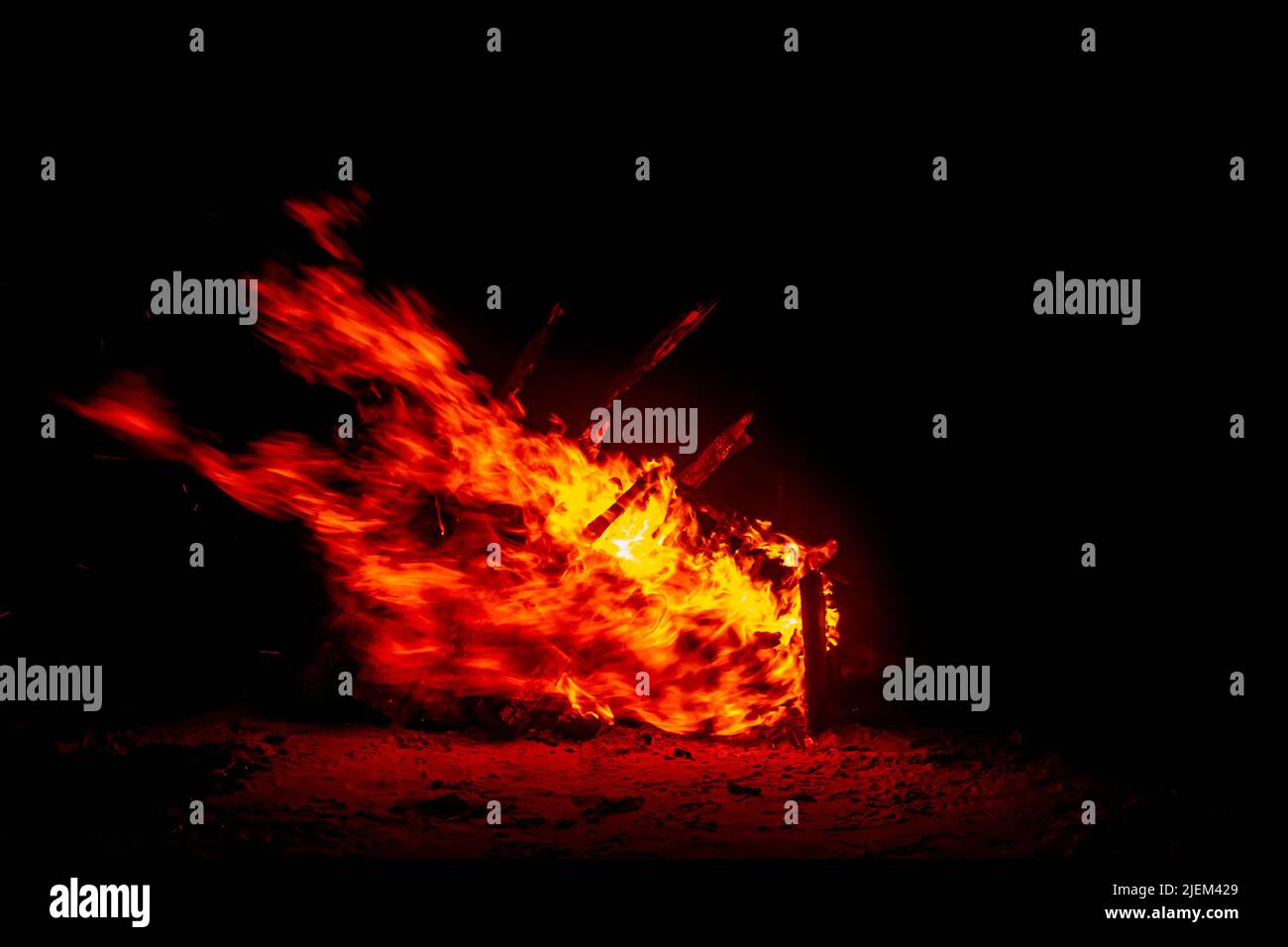 Le fiamme di un enorme falò Foto Stock
