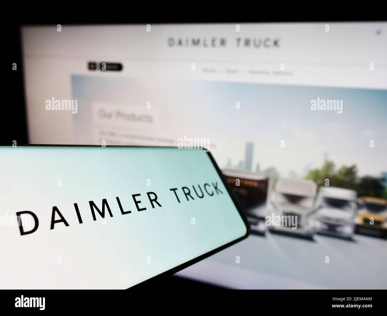 Smartphone con logo della società automobilistica Daimler Truck Holding AG sullo schermo di fronte al sito Web aziendale. Messa a fuoco al centro-sinistra del display del telefono. Foto Stock