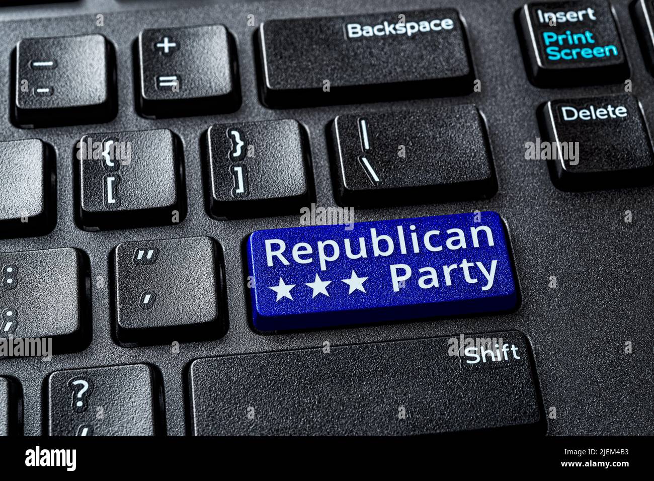 Tasto blu Repubblicano Party sulla tastiera di un pc decdesktop. Elezioni negli Stati Uniti e concetti politici. Votando online per il Partito Repubblicano. Elezioni AMERICANE. Foto Stock