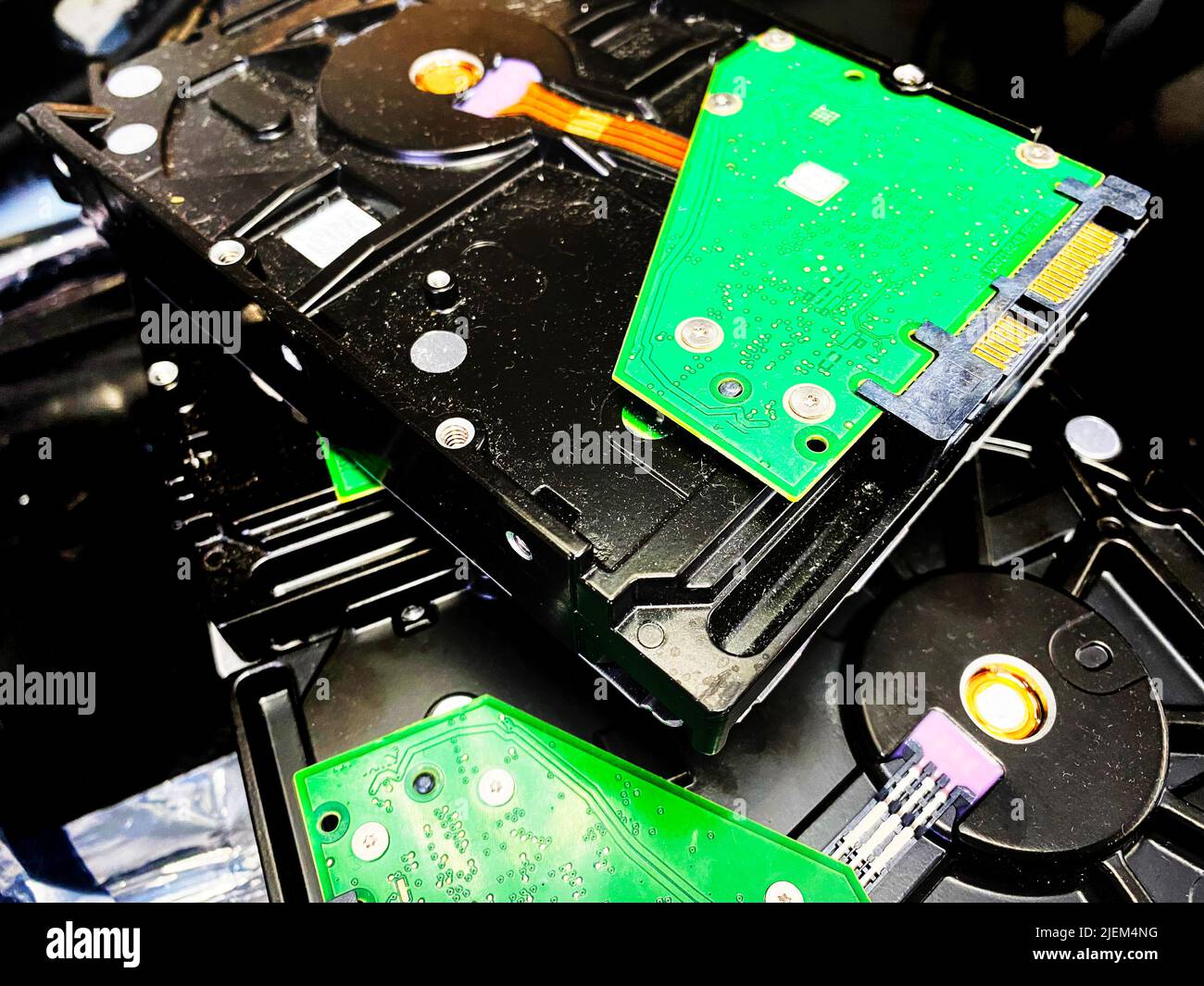 Un mucchio di vecchi dischi rigidi Foto Stock