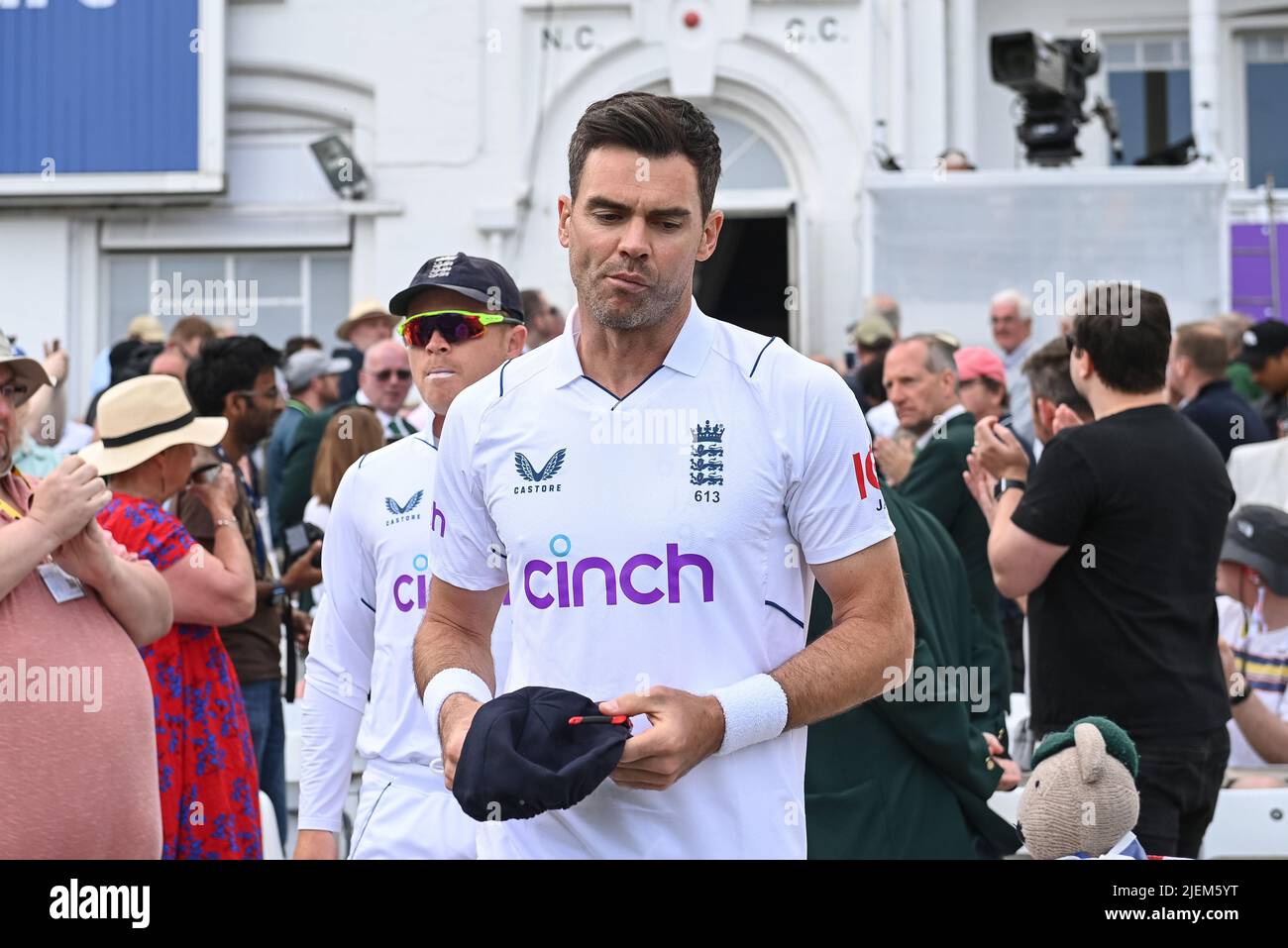 James Anderson d'Inghilterra esce per l'inizio del gioco Foto Stock