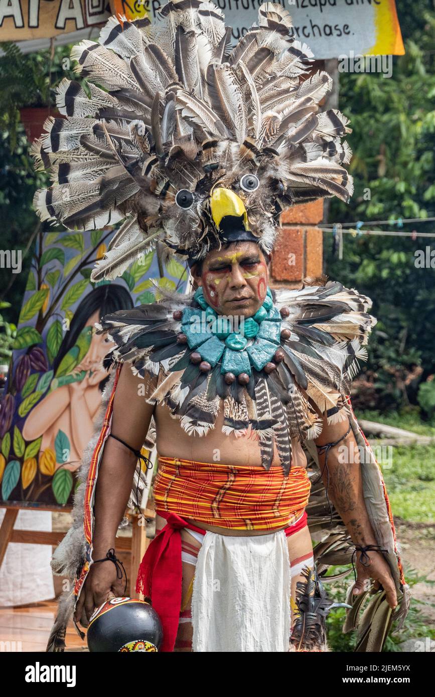 Dimostrazione di un antico sacerdote Maya che si esibisce in una cerimonia nei pressi di Chiapas, Messico. Foto Stock