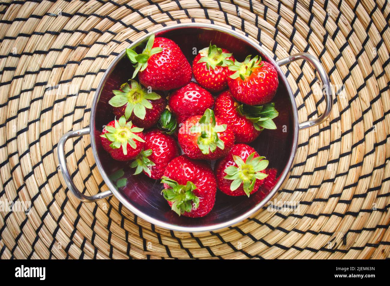 Ciotola di frutta metallica immagini e fotografie stock ad alta risoluzione  - Alamy