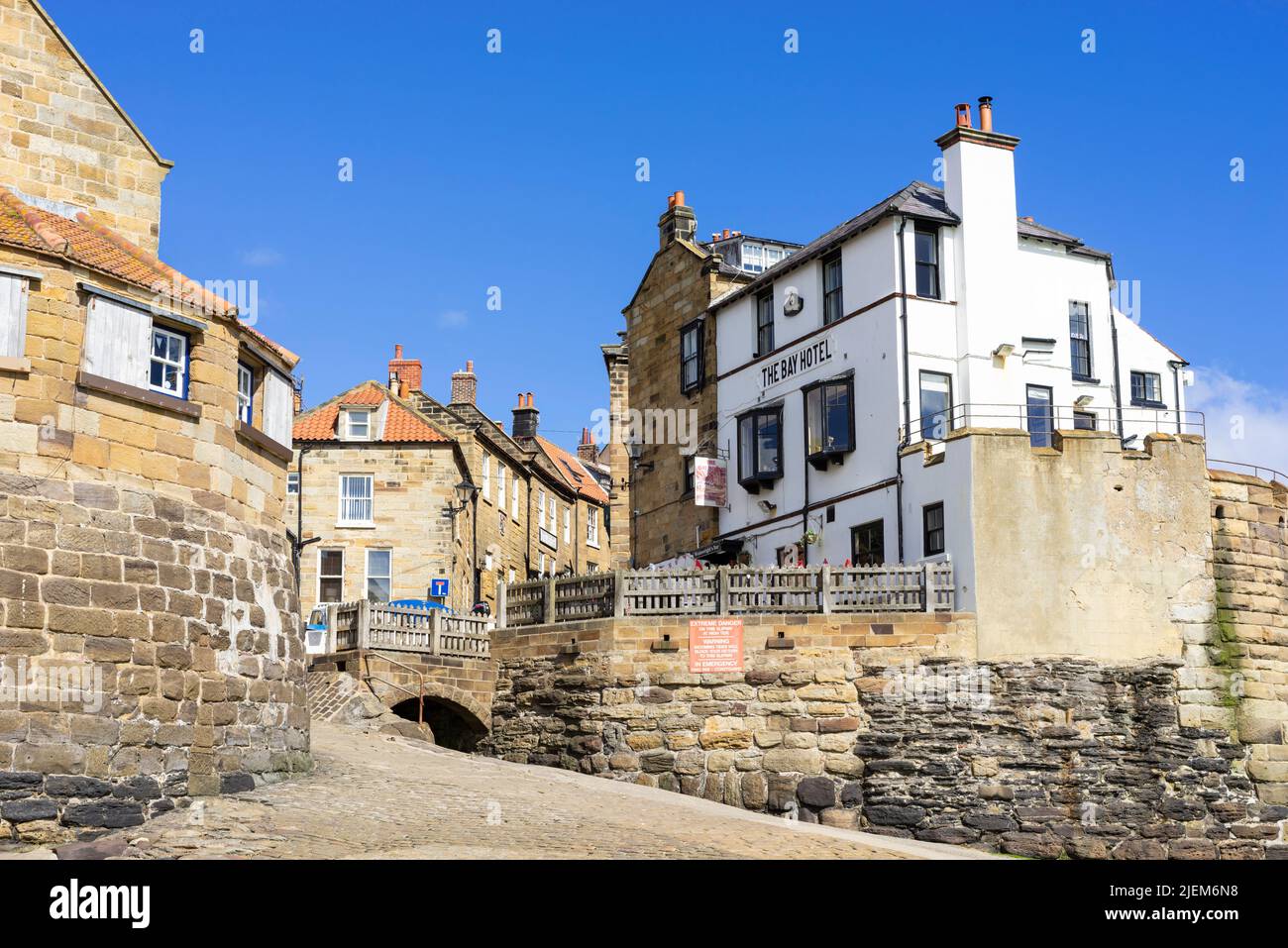 Robin Hood's Bay Yorkshire The Bay Hotel nel villaggio di Robin Hood's Bay Yorkshire Inghilterra GB Europe Foto Stock