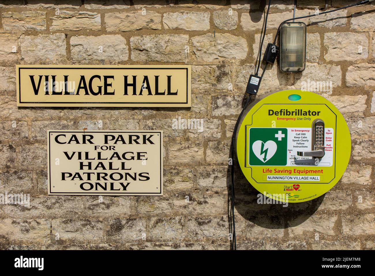 Un defibrillatore è il muro di un municipio in un villaggio rurale nello Yorkshire Foto Stock