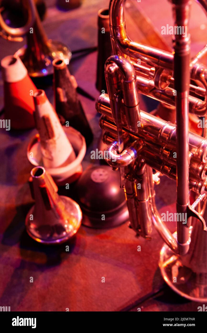 Big Band: Tromba e muti. Dettaglio astratto della fase nella sezione di ottone. Da una serie di immagini di musicisti in una band swing Jazz. Foto Stock
