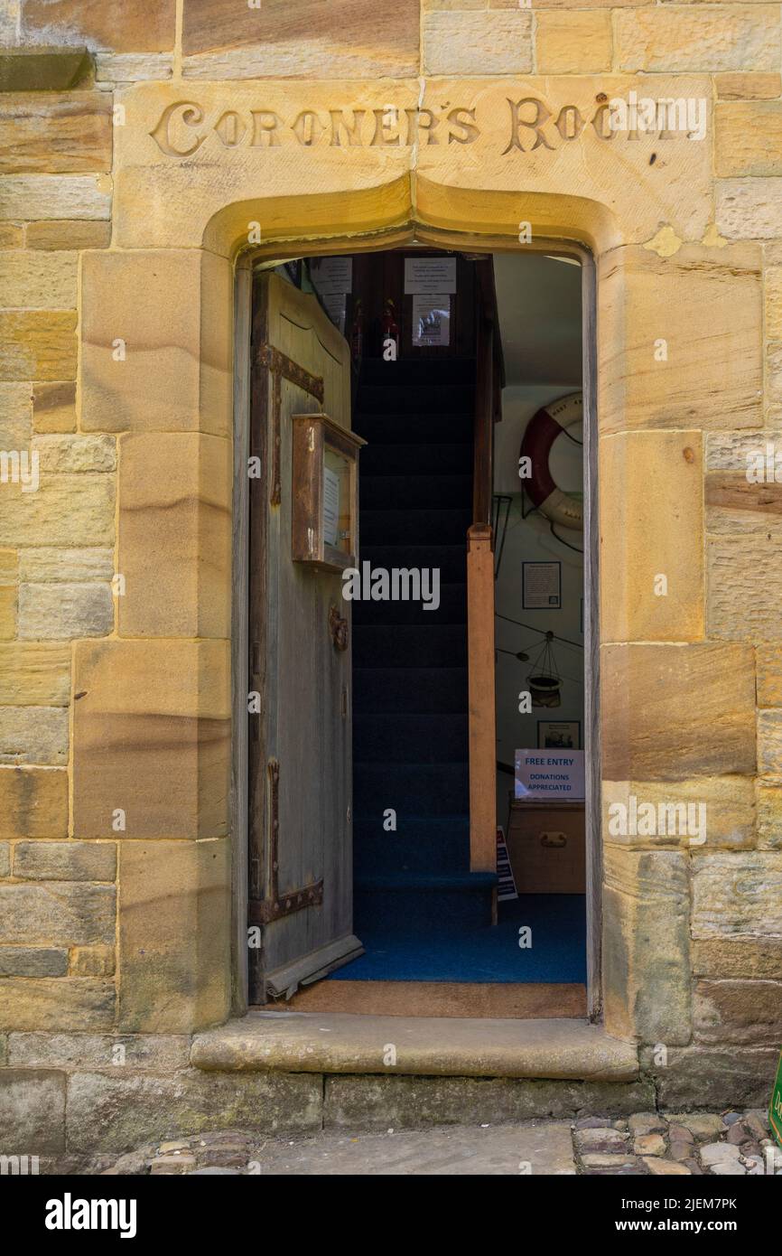 Robin Hoods Bay Yorkshire - The Robin Hood's Bay and Fylingdales Museum coroners room entrance door Robin Hood's Bay Yorkshire Inghilterra UK GB Europe Foto Stock