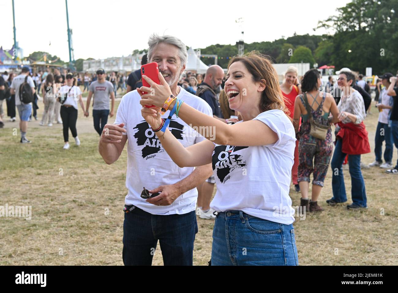 Francia. 24th giugno 2022. Antoine de Caunes et Lea Salame - il festival Solidays è tornato all'ippodromo di Parigi-Longchamps, da venerdì 24 giugno a domenica, con un programma esplosivo il 24 giugno 2022 a Parigi, Francia. (Foto di Lionel Urman/Sipa USA) Credit: Sipa USA/Alamy Live News Foto Stock