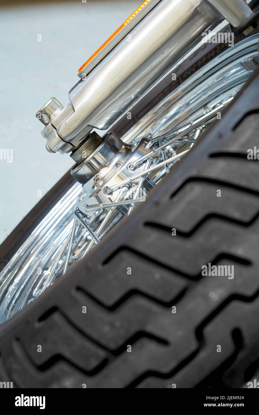 Una vista frontale inclinata del pneumatico per motociclette, pneumatici per tutte le stagioni ad alte prestazioni progettati per una moderna moto sportiva. Sospensione anteriore di motociclette moderne Foto Stock