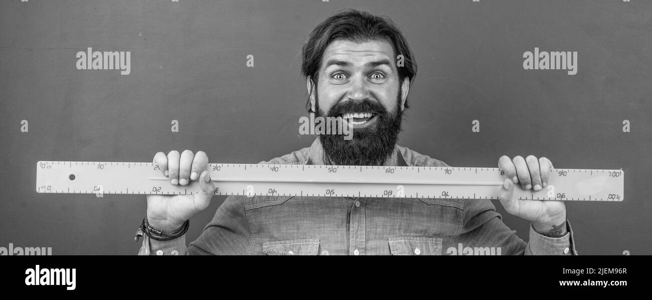 brutale insegnante universitario di tipo unshaven alla lavagna, taglia Foto Stock