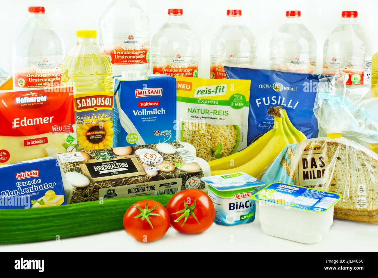 Einkauf Grundnahrungsmittel Wasser, Brot Reis, Milchprodukte, Eier, Öl und Gemüse vom Discounter Foto Stock
