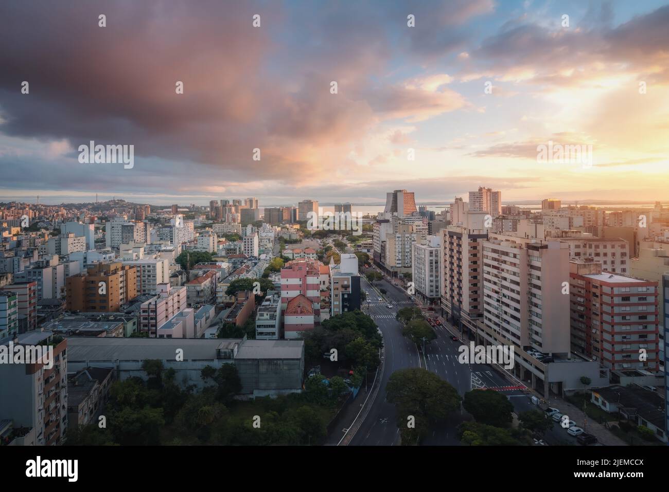 Veduta aerea di Porto Alegre al tramonto con Rio Grande do sul state Administrative Building - Porto Alegre, Rio Grande do sul, Brasile Foto Stock