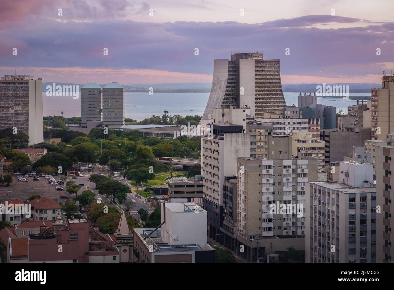 Veduta aerea di Porto Alegre al tramonto con Rio Grande do sul state Administrative Building - Porto Alegre, Rio Grande do sul, Brasile Foto Stock