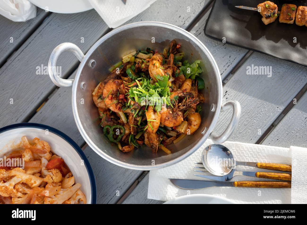 Pentola di gamberi piccante con vari peperoni e salsa szechuan vista dall'alto del tavolo. Cucina cinese asiatica Foto Stock