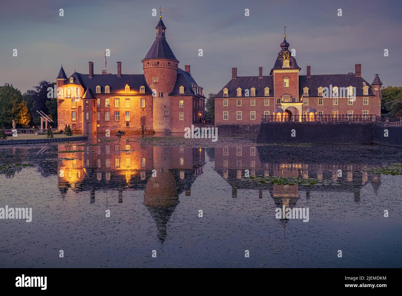 In Germania, vicino al confine olandese, si trova il castello ormeggiato di Anholt, uno dei pochi castelli della Westfalia del Nord-Reno di proprietà privata. Viene visualizzato per la prima volta Foto Stock