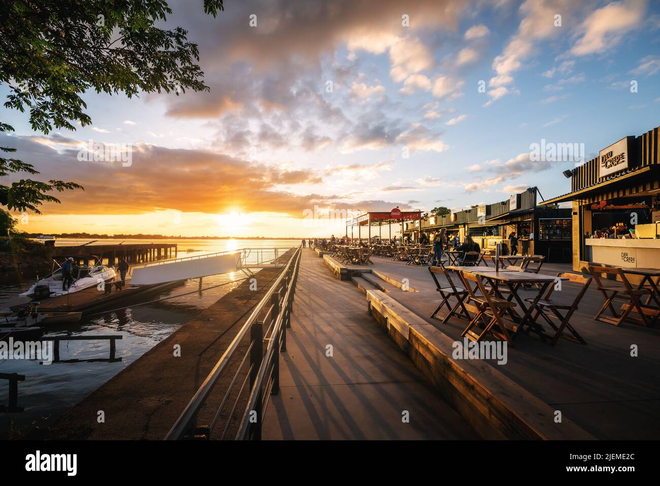Tramonto al Cais Embarcadero complesso gastronomico e di intrattenimento - rivitalizzato Orla do Guaiba Waterfront - Porto Alegre, Rio Grande do sul, Brasile Foto Stock