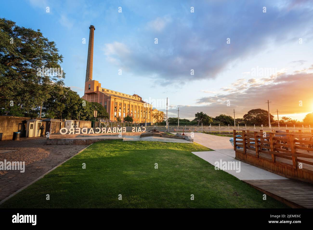 Usina do Gasometro vista dal complesso Cais Embarcadero - nuovo Guaiba rivitalizzato Waterfront (Orla do Guaiba) - Porto Alegre, Rio Grande do sul, Brasile Foto Stock