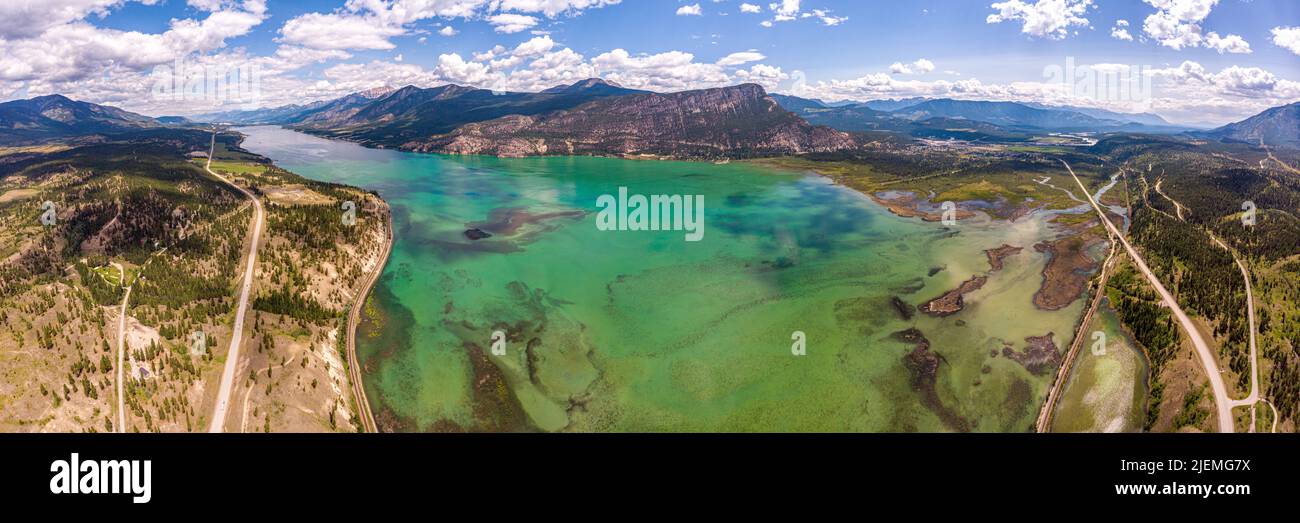Lago incredibilmente bello nel nord della Columbia Britannica preso da un drone. Estate in Canada. Foto Stock