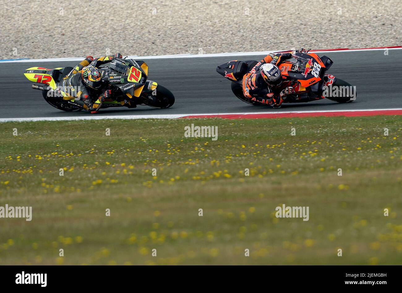 26.06.2022, TT Circuit Assen, Assen, GroÃ&#x9f;er Preis der Niederlande 2022, im Bild Miguel Oliveira aus Portugal, Red Bull KTM Factory Racing, Marco Bezzecchi aus Italien, Mooney VR46 Racing Team Foto Stock