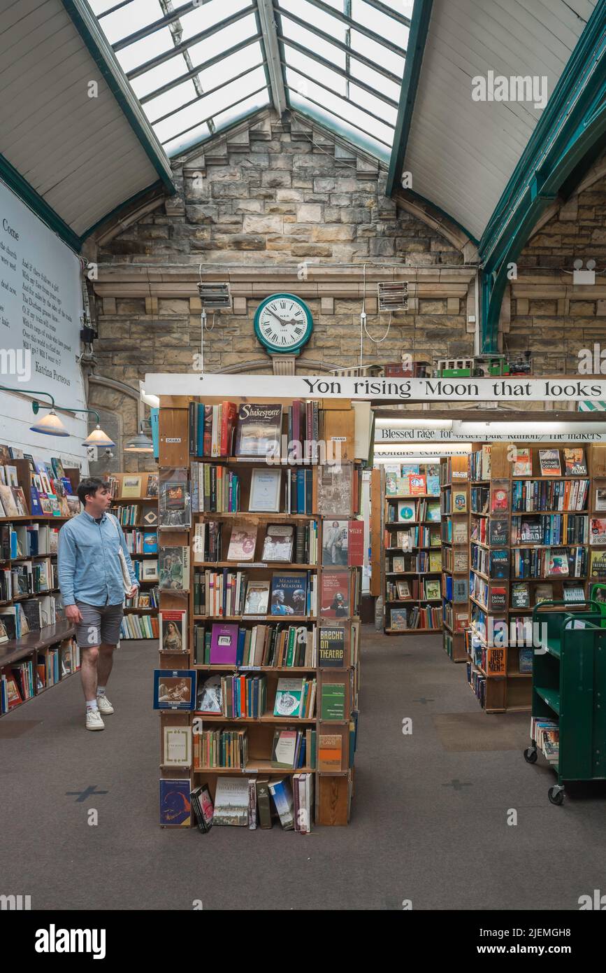 Barter Books Alnwick, vista di un cliente maschile che naviga all'interno del famoso negozio di libri Barter Books ad Alnwick, Northumberland, Inghilterra, Regno Unito Foto Stock