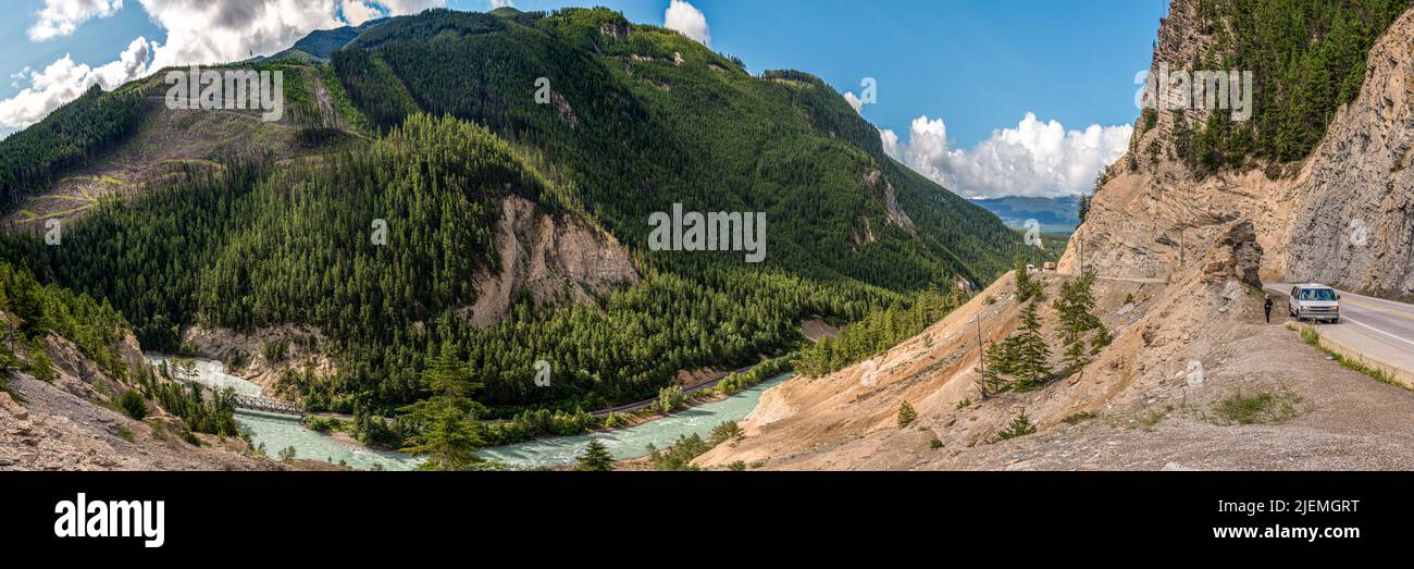 Vista panoramica dell'autostrada nel Parco Nazionale di Banff durante l'estate. Foto Stock