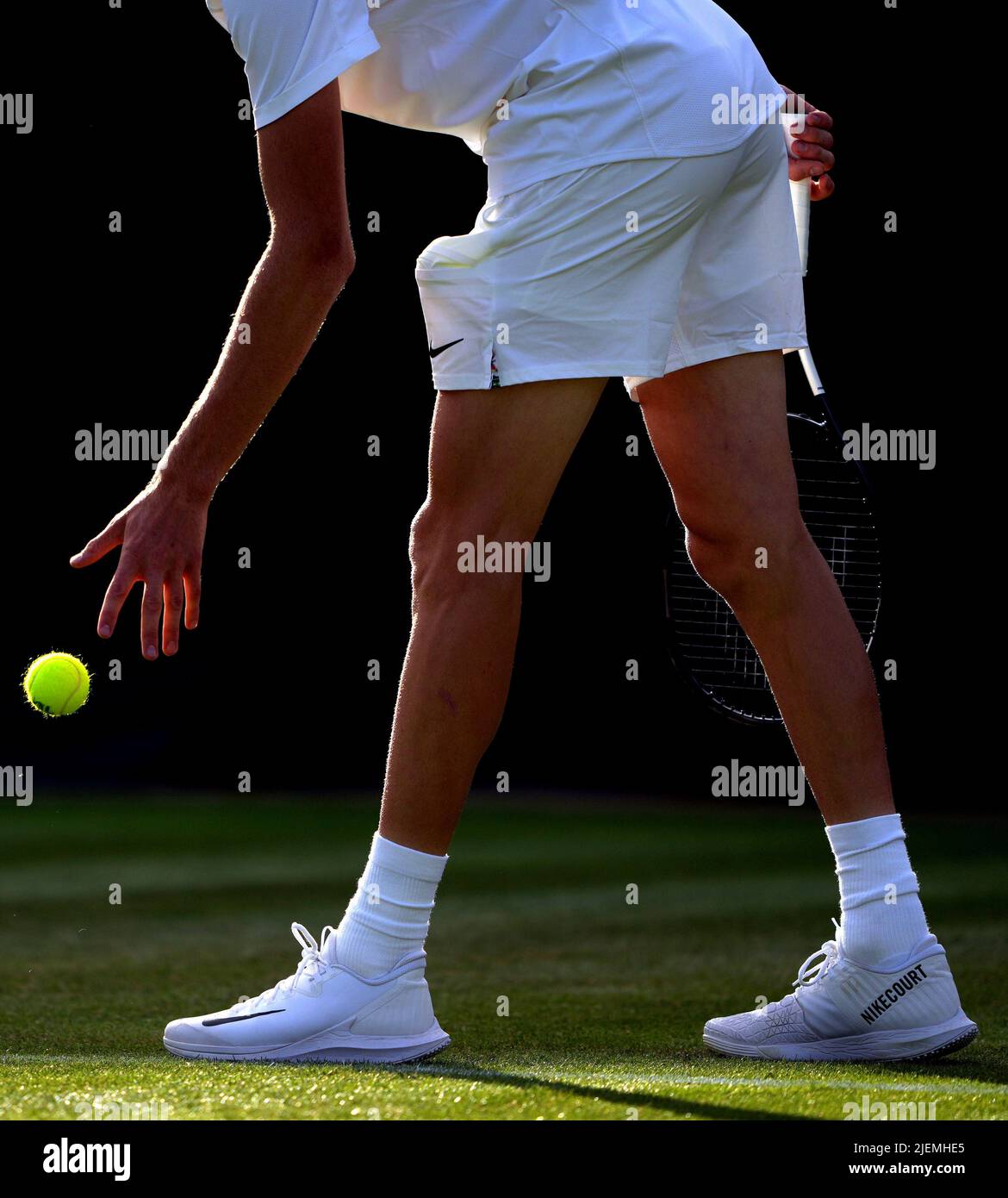 Jannik Sinner in azione contro Stan Wawrinka il giorno uno dei 2022 Wimbledon Championships all'All England Lawn Tennis and Croquet Club, Wimbledon. Data foto: Lunedì 27 giugno 2022. Foto Stock