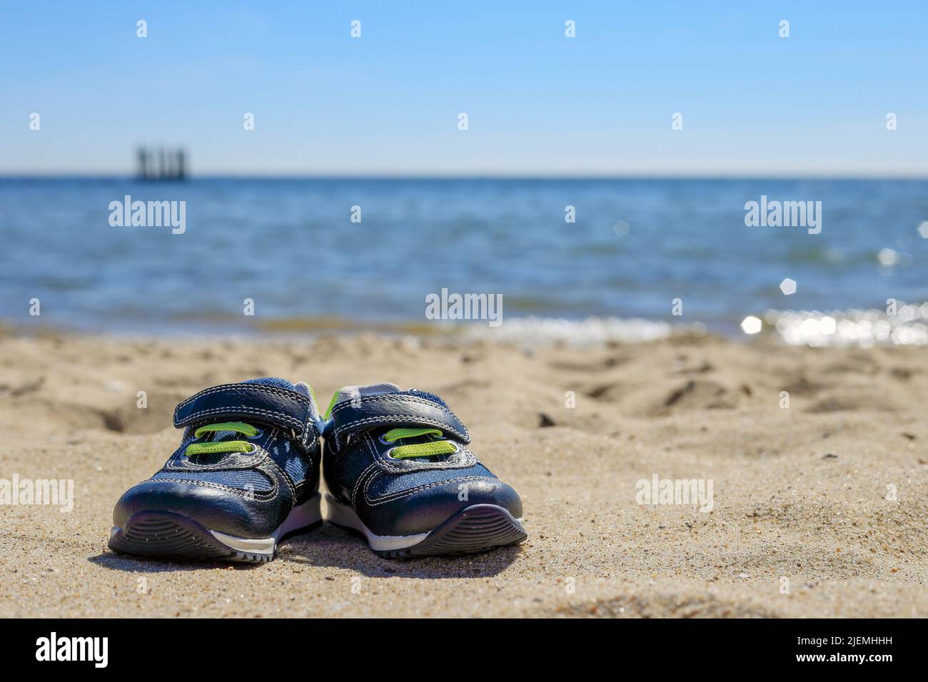 Scarpe per bambini su una spiaggia di sabbia in Polonia Foto Stock